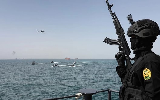 Повідомляють про обстріл суден в Ормузькій протоці: напруга різко зростає