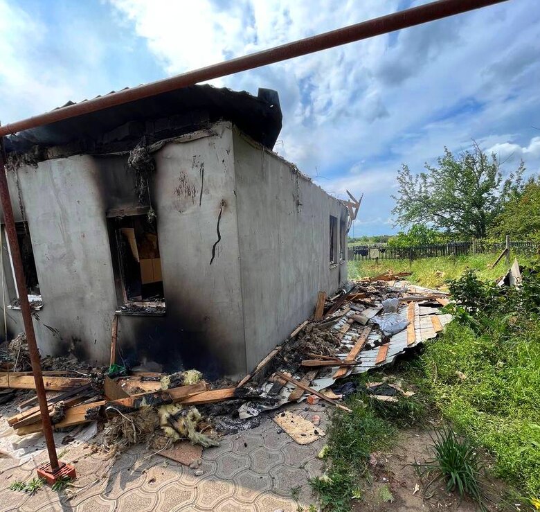 Наслідки обстрілів Херсонщини: Пошкоджено лікарню, сільгосппідприємство та будинки 07