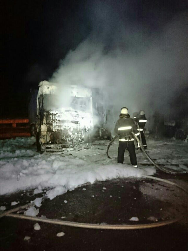 3 вантажівки згоріли вночі в Миколаєві 06