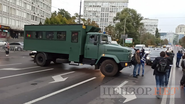Учасники акції на підтримку Антоненка намагалися перешкодити виїхати машині із заарештованим з подвір’я суду 07 Учасники акції на підтримку Антоненка намагалися перешкодити виїхати машині із заарештованим з подвір’я суду 07