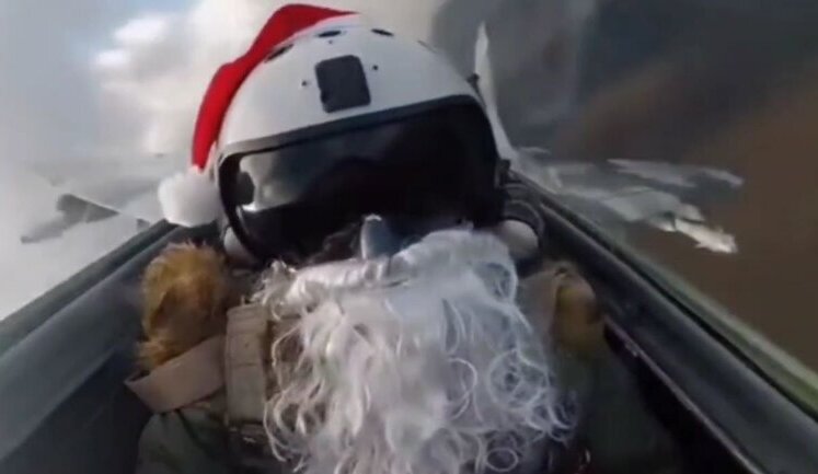 Ukrainian plane pilot with white beard and Santa Claus hat launching Christmas "gifts" to occupiers. VIDEO