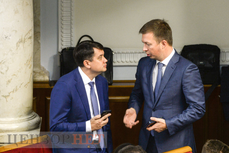 Слуги народа смеются над политическими мемами, выход Сохи из СН, разговор Разумкова с Николаенко и игра на телефоне Задорожного, - работа Рады 30 ноября 17