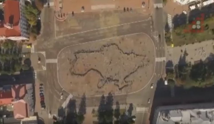 Families of killed Ukrainian soldiers made live map of Ukraine in Chernihiv. VIDEO