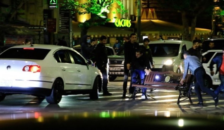 Протестующие перекрывали проспект в Ереване, требуя отставки Пашиняна с поста премьера. ВИДЕО