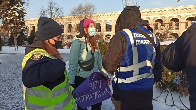 У Києві спробували провести акцію протесту проти насильства з боку правих екстремістів: мітингувальників затримала поліція за порушення локдауну 16