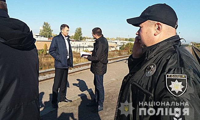 Сумські пенсіонери перекрили колії і зупинили електричку 02