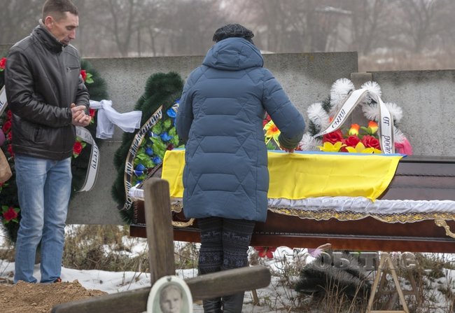 С погибшим на Донбассе воином 92-й ОМБр Александром Иванишко простились в Каменском 09 С погибшим на Донбассе воином 92-й ОМБр Александром Иванишко простились в Каменском 09