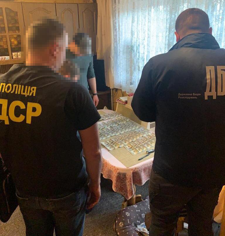 Прикордонник і митник за 6 тис. дол. надавали послуги з переміщення військовозабовязаних чоловіків через кордон, - Нацполіція 04