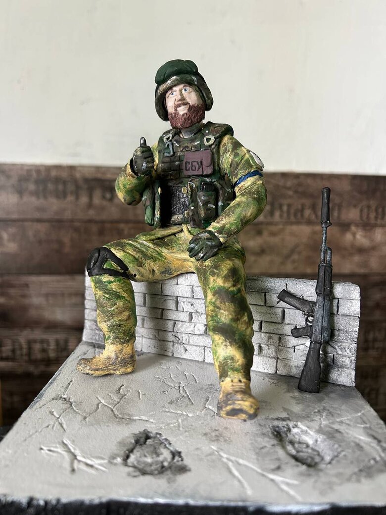 Стартувала виставка СТАЛЬ ПЕРЕМОГИ: Люди, що творять долю України. Серед експозицій - діорама, присвячена захиснику Маріуполя, полковнику СБУ Василю Богачу 01