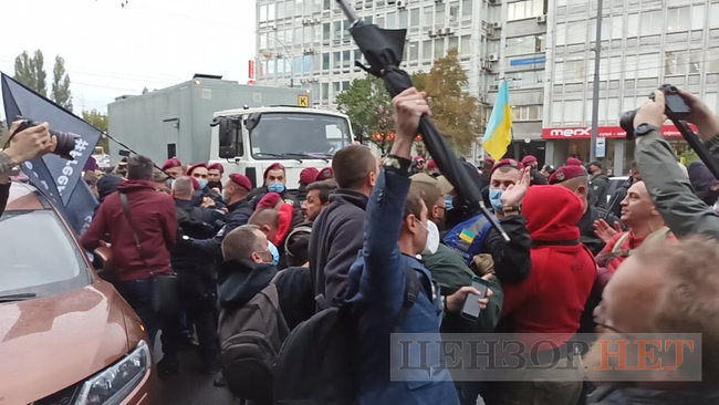 Учасники акції на підтримку Антоненка намагалися перешкодити виїхати машині із заарештованим з подвір’я суду 13 Учасники акції на підтримку Антоненка намагалися перешкодити виїхати машині із заарештованим з подвір’я суду 13