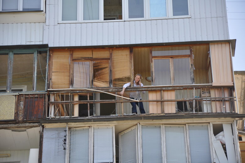 Consequences of shelling in Desnyansky district of Kyiv 44