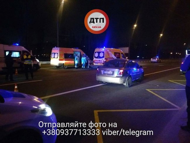 Ночью в Киеве произошло ДТП с участием кареты скорой помощи, перевозившей ребенка. Пострадали 4 человека 06
