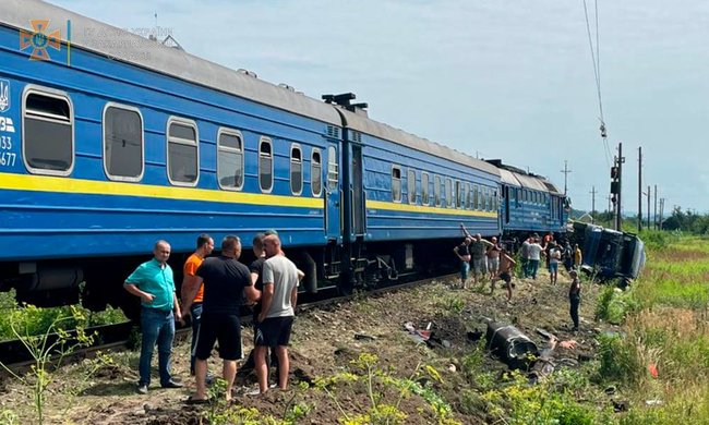 Поїзд зіткнувся з вантажівкою на Закарпатті: пятеро постраждалих 07