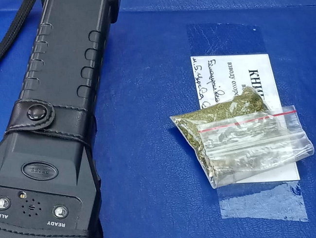 На Київщині 52-річний чоловік прийшов до суду з наркотиками 02