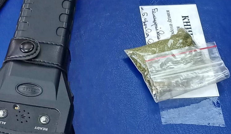 На Київщині 52-річний чоловік прийшов до суду з наркотиками. ФОТО