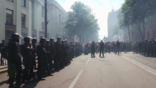 Protesters clash with police near Rada building 08