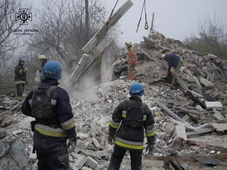 З-під завалів житлового будинку у Вільнянську вилучено тіла 6 загиблих 03