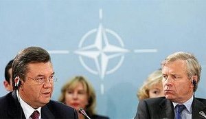 У генсека НАТО пока нет времени на Януковича