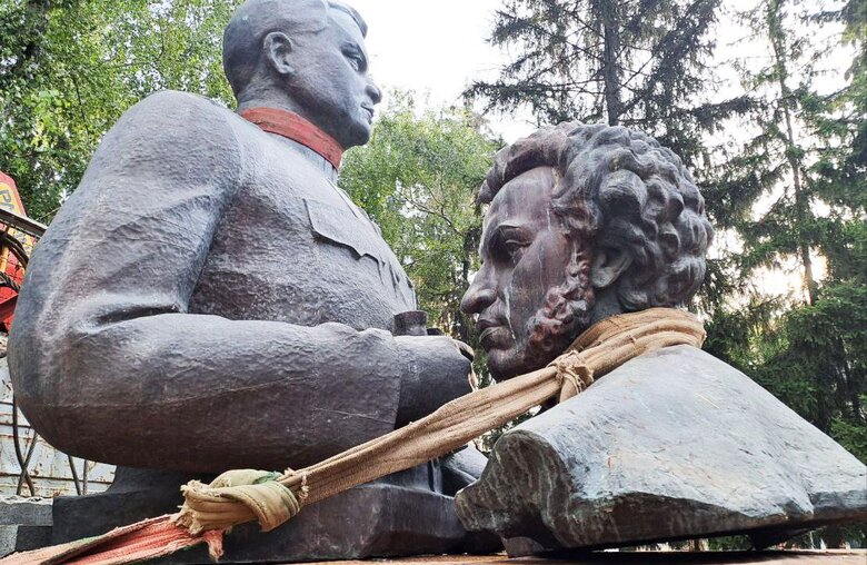 У Полтаві демонтували пам’ятники Ватутіну та Пушкіну 05