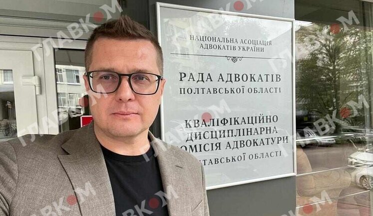 Former SSU chief Bakanov shows his legal certificate. PHOTO