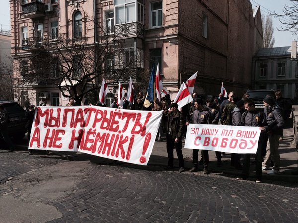 беларусь митинг посольство добровольцы