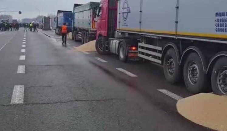 Чому поляки блокують вантажівки та висипають українське зерно на дорогу
