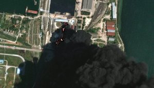 Палаючі нафтобази та пошкоджені мости: наслідки ударів по окупованому Криму та Росії. СУПУТНИКОВІ ФОТО