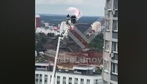 В Минске вывесили национальный флаг на тросе между высотками. Приехали пожарные. ОМОН "отсёк гражданских". А флаг ускользнул. ВИДЕО