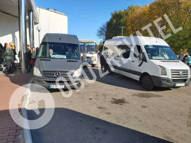 Черга автобусів біля Байкового кладовища в Києві 02