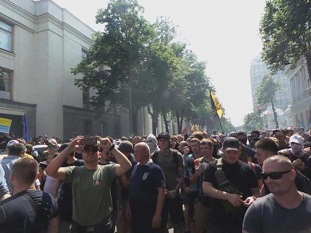 Protesters clash with police near Rada building 17