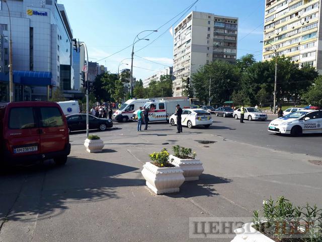 В Киеве взорвался автомобиль Мерседес. Водитель погиб 03