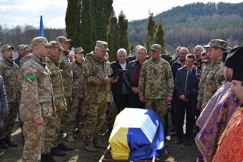 Тернопільщина попрощалася із загиблим 38-річним воїном Сергієм Грищуком, який повернувся із Польщі, щоб боронити країну 08