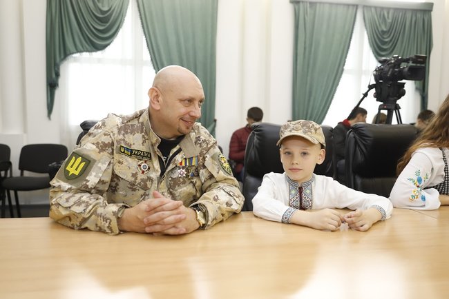 Филатов вручил семьям пяти украинских военнослужащих ключи от новых квартир 04