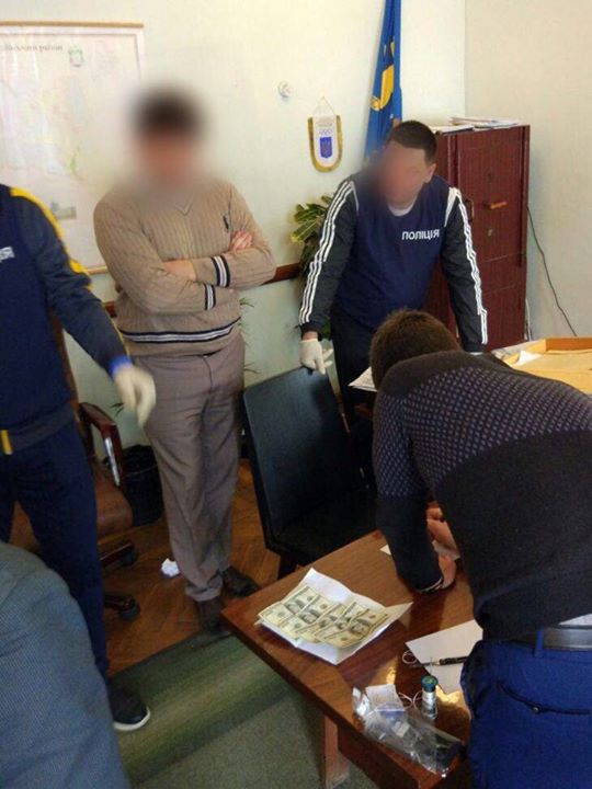 На хабарі в $ 2 тисячі спіймано голову і чиновницю РДА на Одещині (оновлено) 04