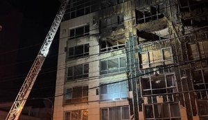 Окупанти атакували бізнес-центр у середмісті Дніпра: зайнялась пожежа, уламки впали на парковку міськради. ФОТОрепортаж