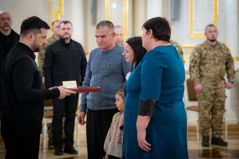 Зеленський передав нагороди сім'ям