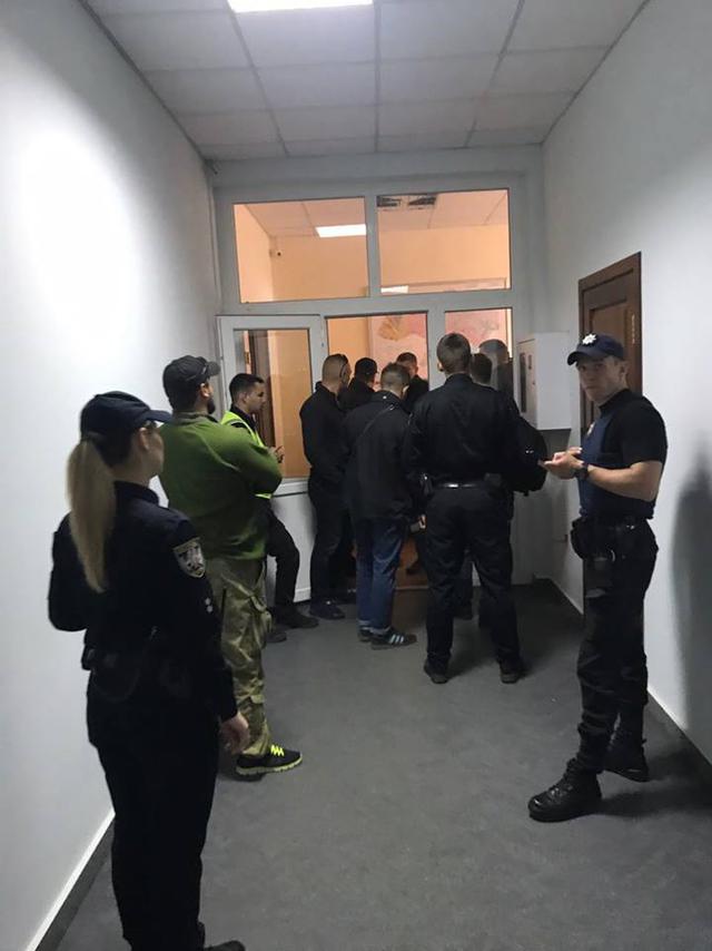 Невідомі захопили кабінет голови Держгеонадр 01