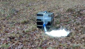 Прикордонники виявили повітряну кулю з білоруськими цигарками на Волині. ФОТО