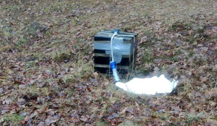 Прикордонники виявили повітряну кулю з білоруськими цигарками на Волині. ФОТО