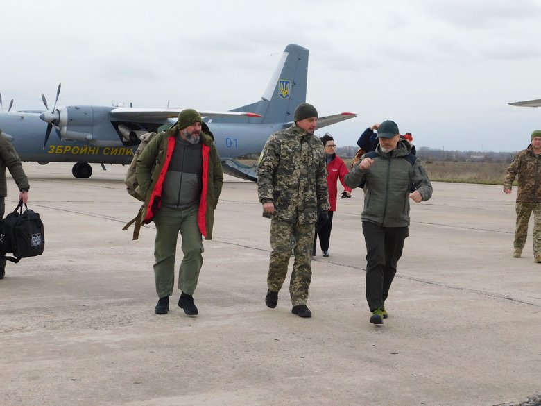 Ударна авіація під прикриттям винищувачів відпрацювала удари по наземних цілях 04