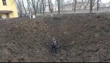 Вирва від удару некерованою бомбою по пологовому будинку в Маріуполі. ВIДЕО