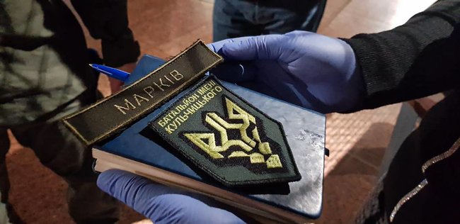 Марків передав до музею особисті речі та памятну вишиванку 03