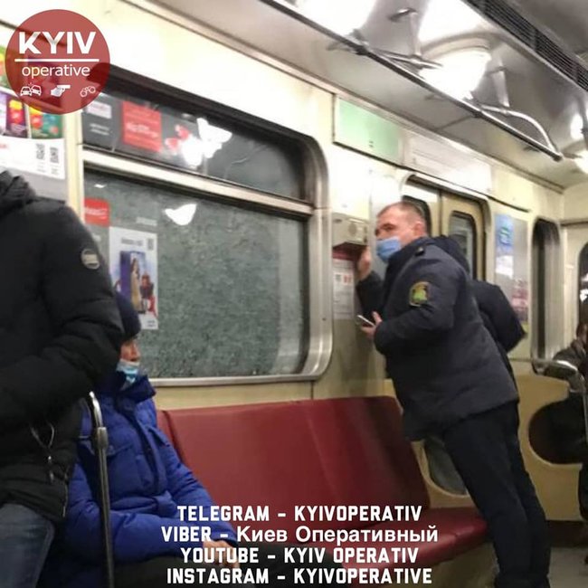 Хулиганы повредили окна в четырех поездах киевского метро 01