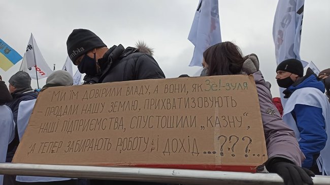 Протест ФОПів: Правоохоронці спробували демонтувати намети - застосовували сльозогінний газ 08