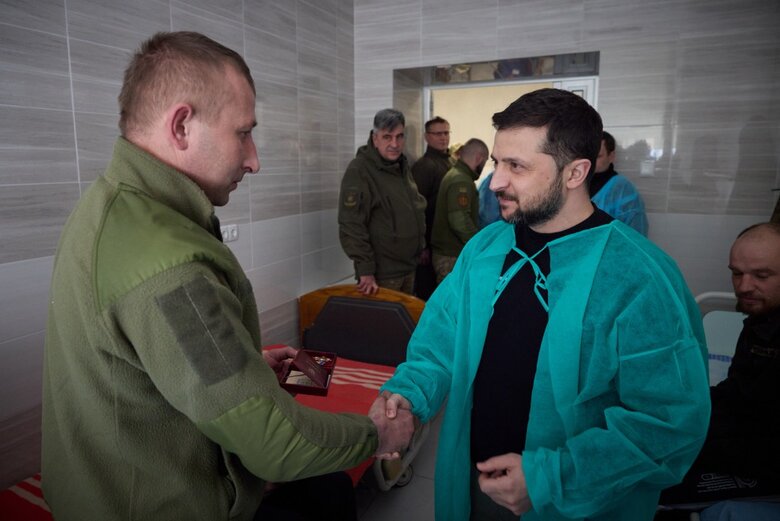 Зеленский на Харьковщине вручил награды военным 12