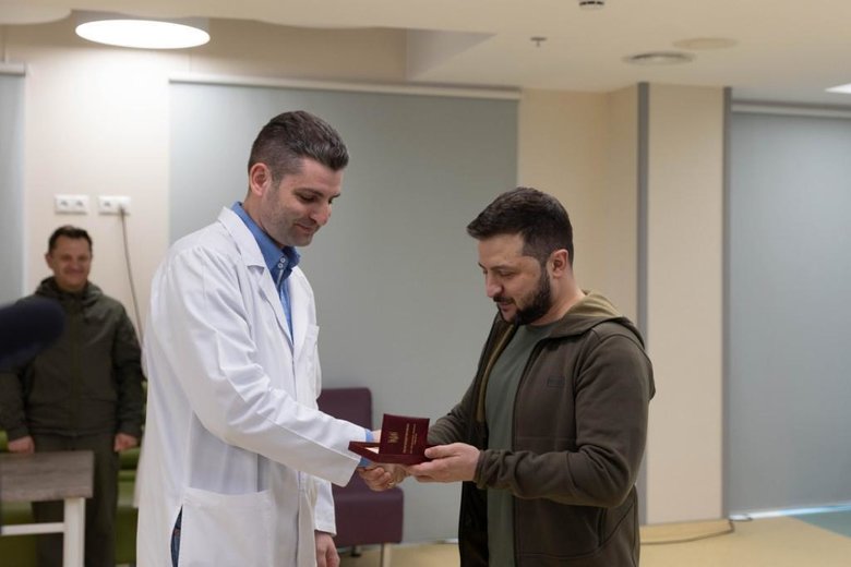 Zelensky talked to two orphans from Mariupol 09