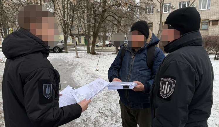 Посадовець РТЦК та СП на Донеччині за хабар незаконно зняв з розшуку 15 військовозобов’язаних, - ДБР