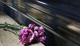 Москвичи несут цветы на место теракта в метро. ФОТОрепортаж.
