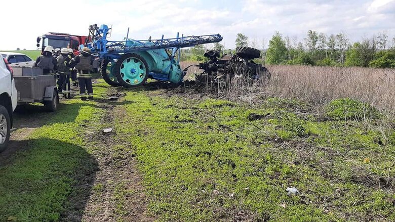 Tractor driver hits an anti-tank mine in Kharkiv region 02