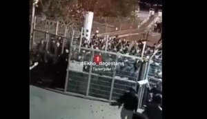В аэропорту российской Махачкалы продолжаются столкновения правоохранителей с антисемитской толпой. ВИДЕО